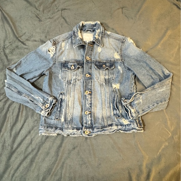 Zara Blue Denim Jacket

#1083 - Picture 1 of 6